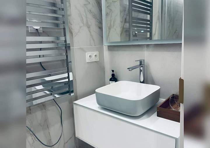 Une salle de bains rénovée pour un confort optimal et durable